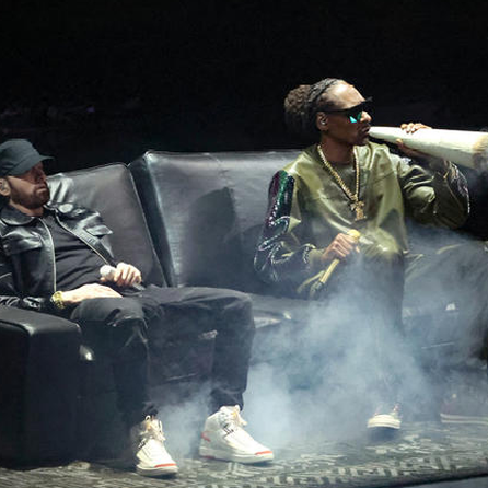 Snoop Dogg und Eminem mit Riesen-Joint auf der Bühne