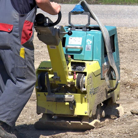 Baustellendiebstahl in Affing: Rüttelplatte aus 5 Metern Höhe gestohlen