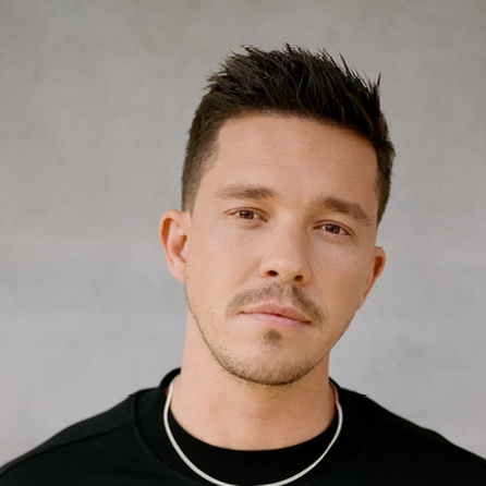 Nico Santos singt iranischen Freiheitssong auf Instagram