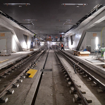 Mobilitätsdrehscheibe Augsburg Hauptbahnhof: 1.150 Meter Gleise im gesamten Tunnel verlegt