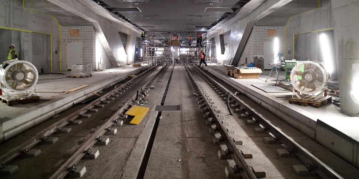 Mobilitätsdrehscheibe Augsburg Hauptbahnhof: 1.150 Meter Gleise im gesamten Tunnel verlegt