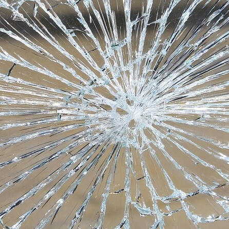 Polizei Augsburg fahndet nach Steinewerfern - Auf der B2 wurden schon 9 Autos getroffen 