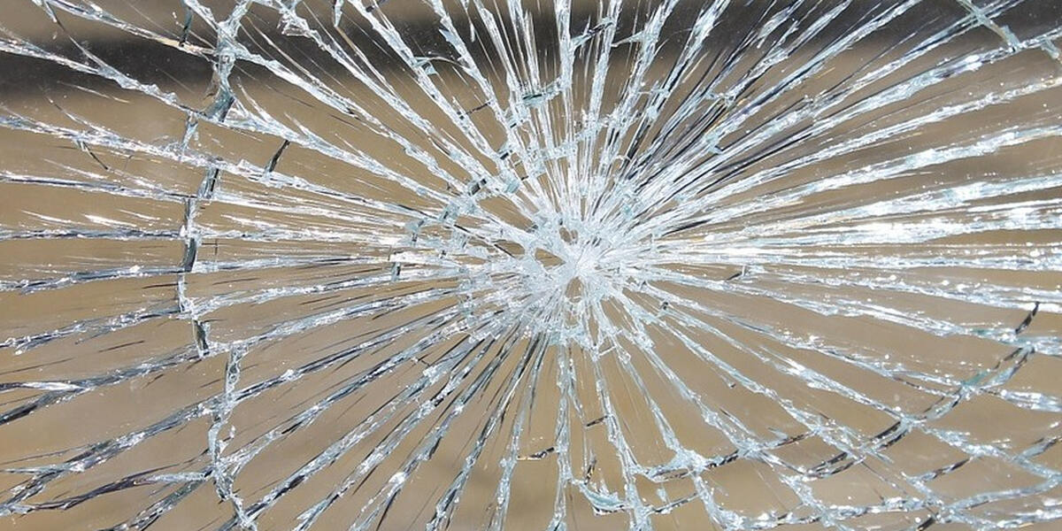 Polizei Augsburg fahndet nach Steinewerfern - Auf der B2 wurden schon 9 Autos getroffen
