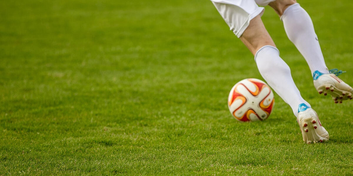 Homophobie auf dem Fußballplatz - Ex-FC Augsburgspieler Sascha Mölders soll sich unschön geäußert haben
